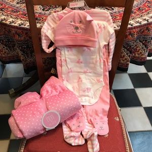 Place Baby Clothes set with blanket (pink)